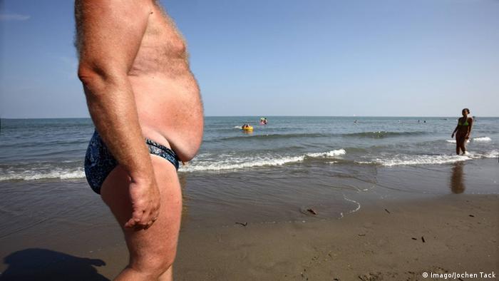 Deutschland Wetter Hitze Mann am Strand (Imago/Jochen Tack)