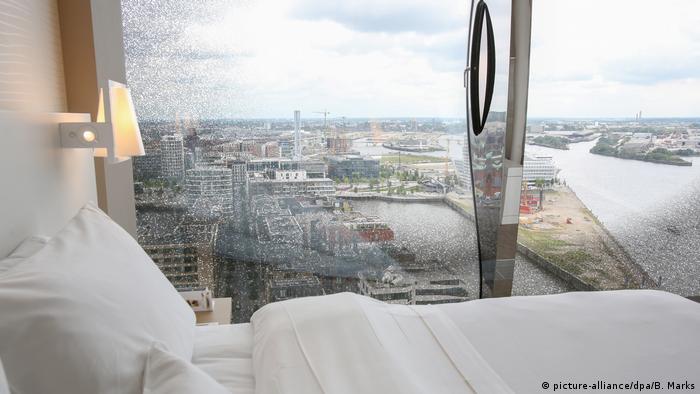 Deutschland Luxushotel in der Elbphilharmonie in Hamburg (picture-alliance/dpa/B. Marks)