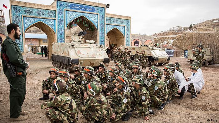  Kinder Militärdrill (Fars)