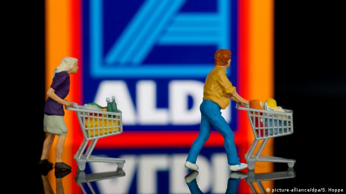 Aldi Süd - Plastikfiguren mit Einkaufswagen (picture-alliance/dpa/S. Hoppe)