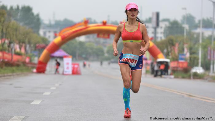 China Fitness Fanatikerin Liu Yelin (picture-alliance/dpa/Imagechina/Xiao Yu)
