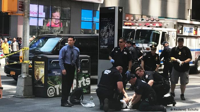 US New York - Auto rast in Fußgänger - Time Square (Reuters/J. Schultz)