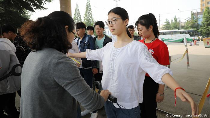 China Hochschulaufnahmeprüfung Gaokao (picture-alliance/dpa/S. Wei)
