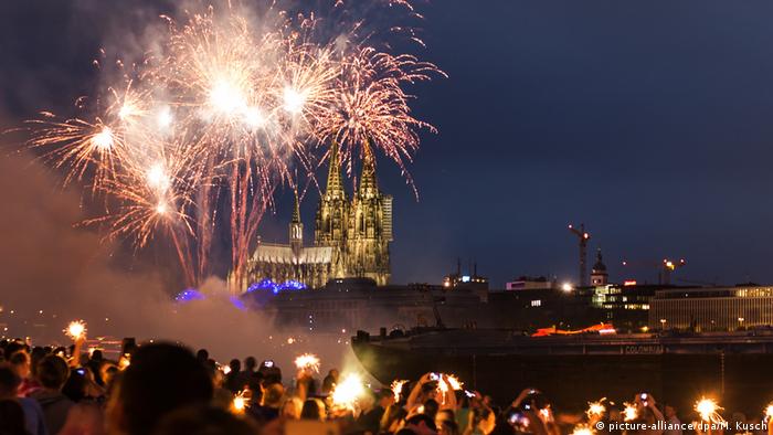 Kölner Lichter (picture-alliance/dpa/M. Kusch)