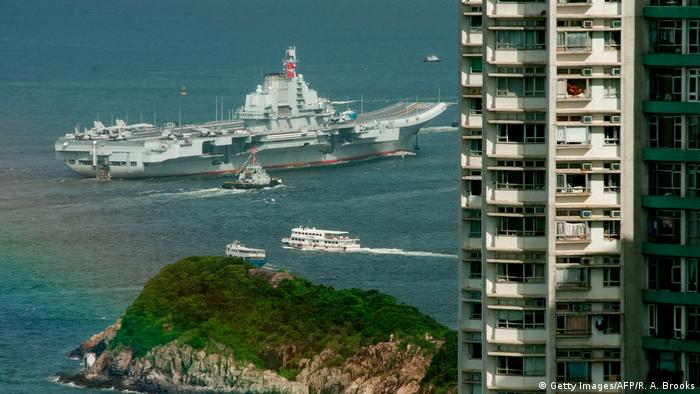 Hong Kong | Chinesischer Flugzeugträger Liaoning erreicht Hong Hong (Getty Images/AFP/R. A. Brooks)