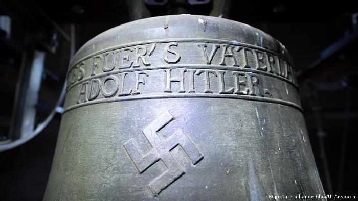 Deutschland Bronzeglocke mit Hakenkreuz in Herxheim am Berg (picture-alliance /dpa/U. Anspach)