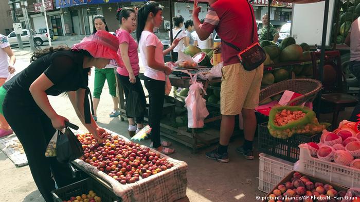China Norkoreanerinen auf Straßenmarkt (picture-alliance/AP Photo/N. Han Guan)