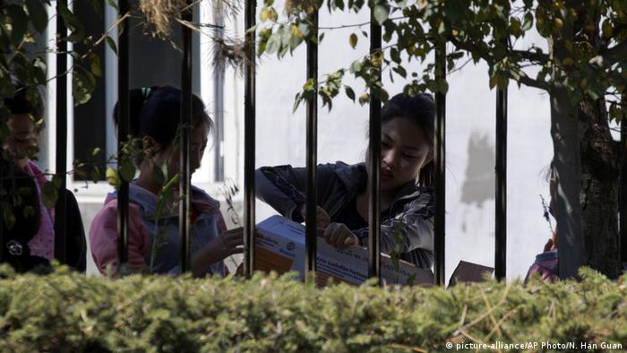 China nordkoreanische Arbeiterinen (picture-alliance/AP Photo/N. Han Guan)