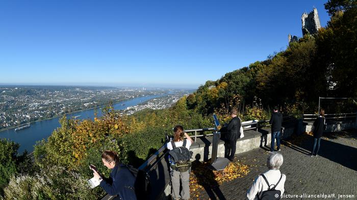 Bonn Königswinter Besucher auf dem Drachenfels (picture-alliance/dpa/R. Jensen)