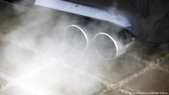 Exhaust fumes (picture-alliance/dpa/M. Führer)