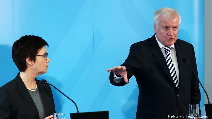 Bundesinnenminister Seehofer besucht BAMF (picture-alliance/D. Karman)