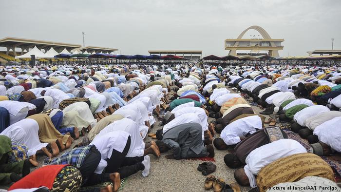 Muslims kneel during Eid al-Fitr prayers in Ghana (picture alliance/AA/J. Perdigo )