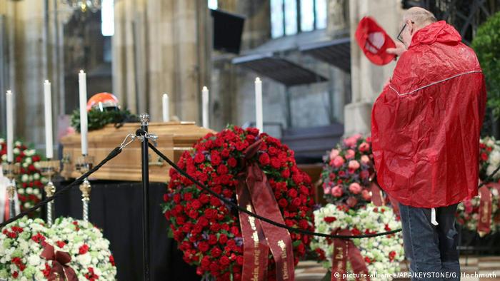 Niki Lauda Thousands Honor Racing Legend At Memorial In