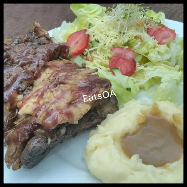 Lomo Ribs with salad and mashed potatoes with gravy at Canto