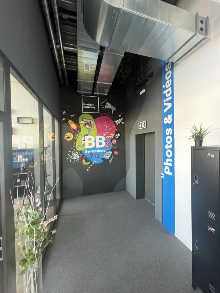 fresque graffiti corporate chez BB switzerland par le graffeur eazy one communication marketing