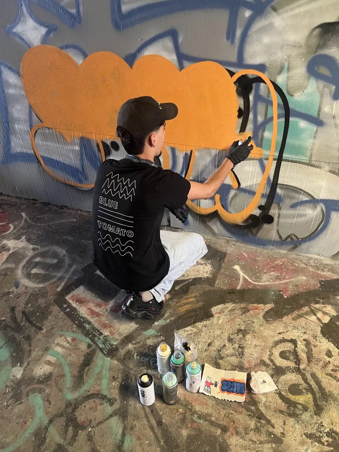 Atelier d’initiation au graffiti à Sion en Valais avec Eazy One – apprendre à réaliser son premier graffiti sur un mur légal en 90 minutes.