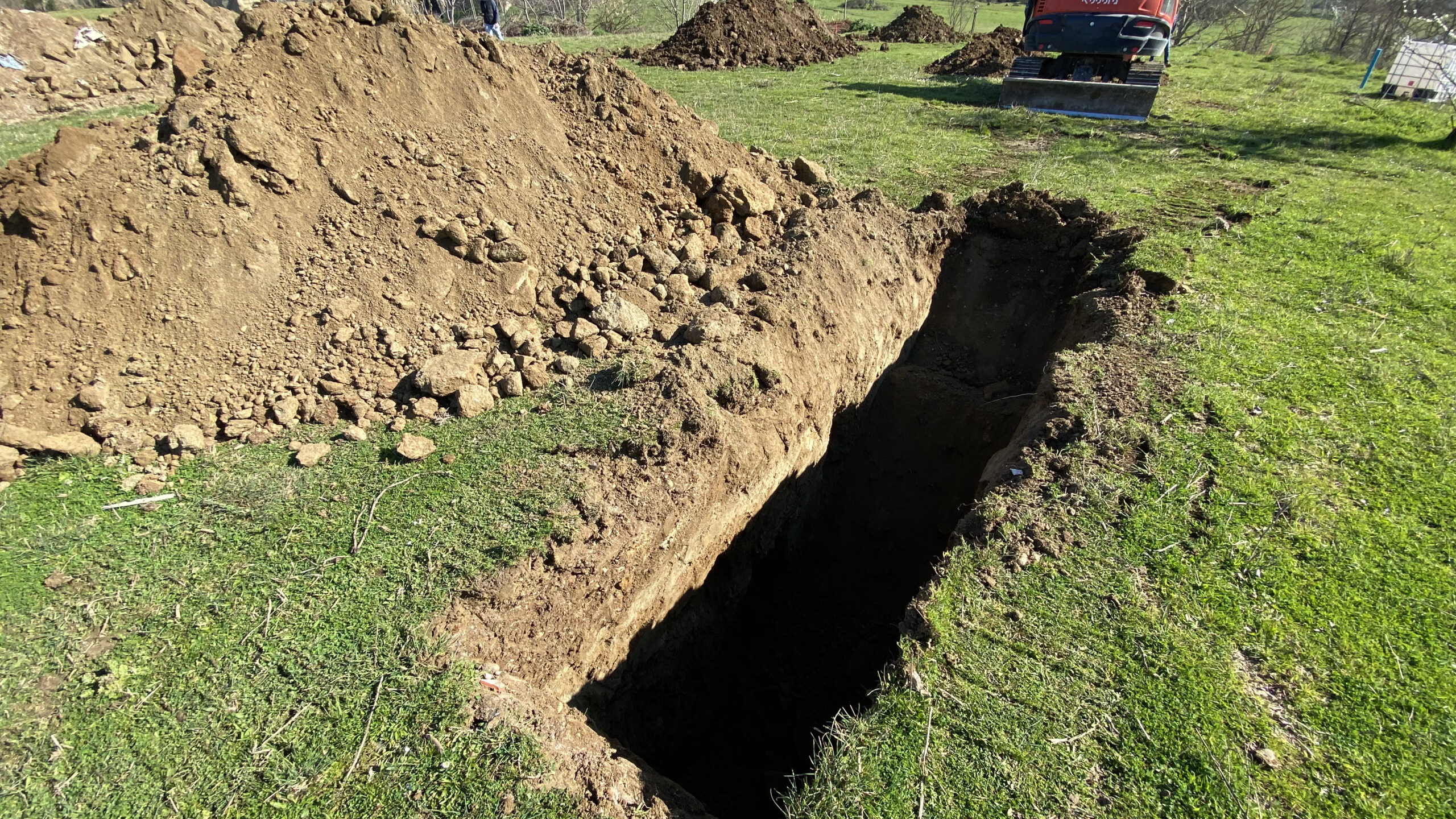 Scavo a cielo aperto per analisi geotecniche e movimentazione terre in cantiere ambientale a Castelnuovo di Porto