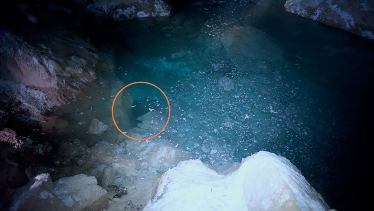 水浸時,「白色洞室」在湖底,碳酸鈣在水面飄浮。