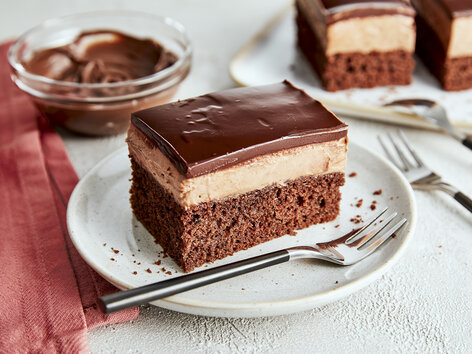Mehl mit backpulver versieben und abwechselnd mit steif . Nutellakuchen Luftig Leichtes Rezept Einfach Backen