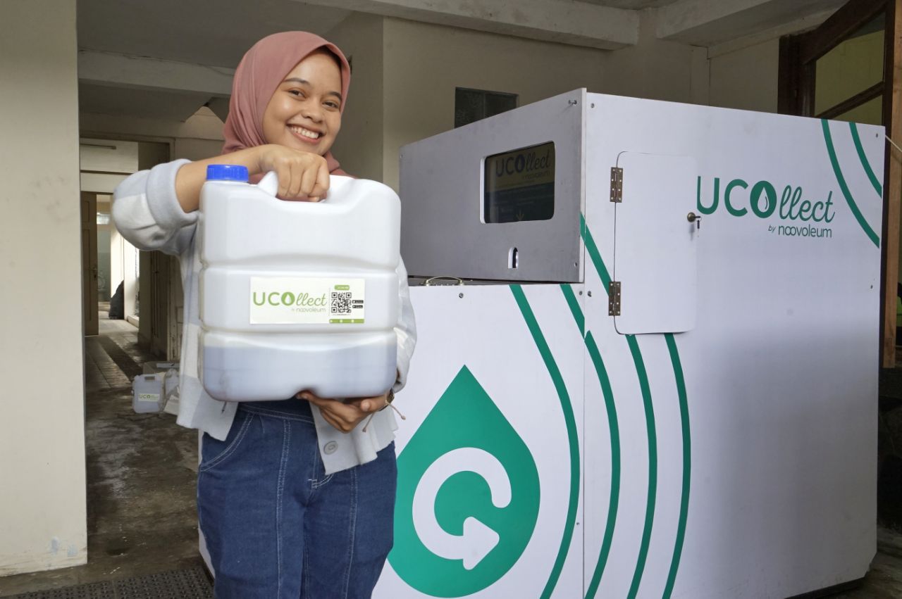 Minyak goreng bekas atau jelantah termasuk limbah B3 yang dapat merusak lingkungan dan berdampak buruk pada kesehatan. Noovoleum hadir sebagai solusi untuk menampung minyak jelantah dengan memberikan nilai ekonomis.