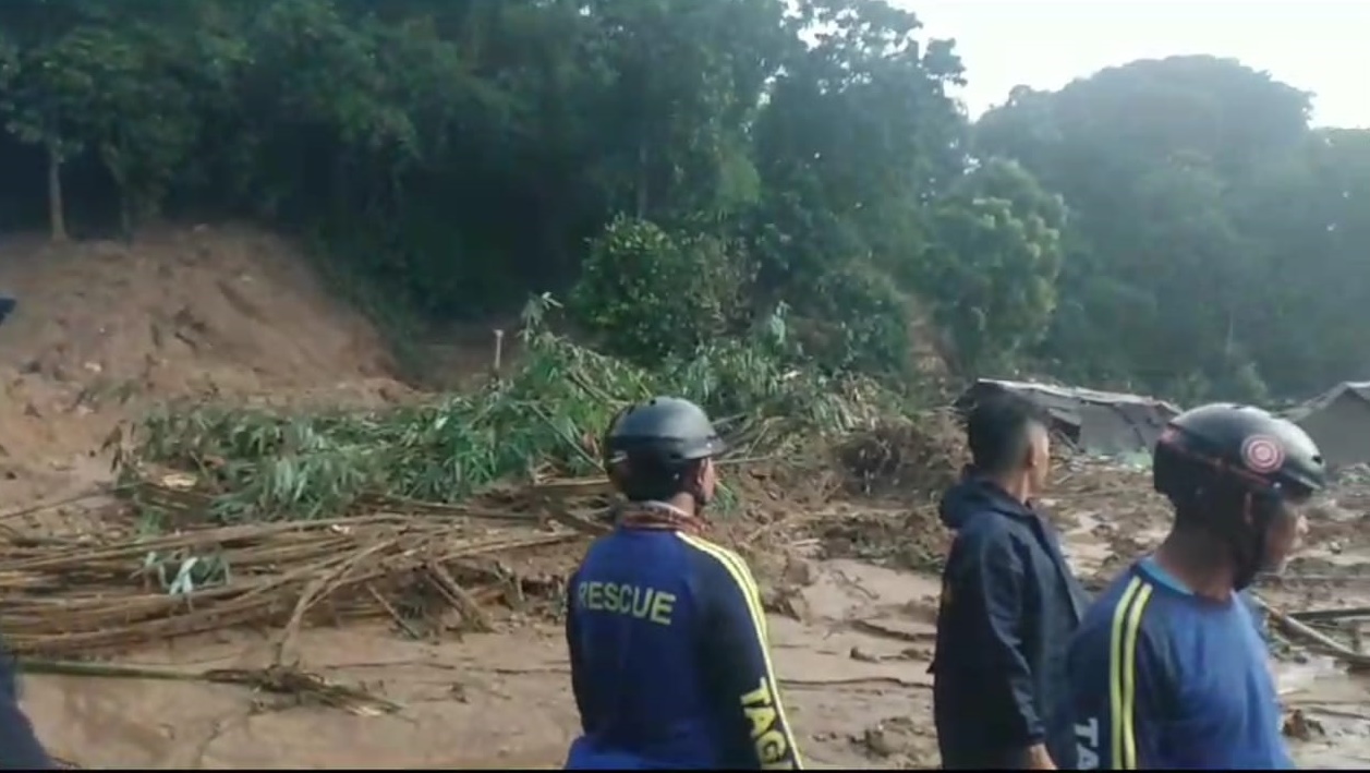 Bencana longsor terjadi di dekat perusahaan air minum Aqua, Desa Pasanggrahan, Kecamatan Kasomalang, Kabupaten Subang, Minggu (7/1/2024).