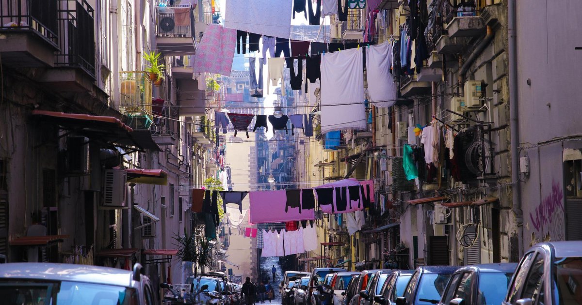 El ayuntamiento de Nápoles se retracta sobre la polémica prohibición de tender ropa en los balcones