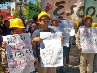 "No al veto del 82% móvil", decían algunos de los carteles de los manifestantes. "No al veto del 82% móvil", decían algunos de los carteles de los manifestantes.