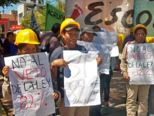 "No al veto del 82% móvil", decían algunos de los carteles de los manifestantes.