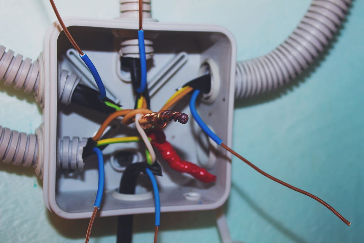 12.08.2021 · a junction box usually costs less than a dinner for two at mcdonald's and increases the safety of your home's electrical system. How To Connect A Junction Box Elec Tutos Com
