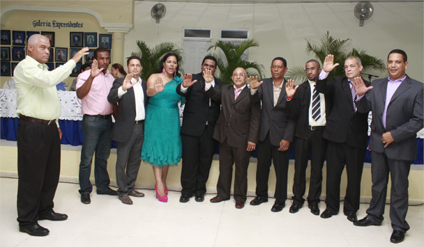 La nueva directiva del Codia Regional del Nordeste realiza el juramento que los compromete durante el periódo 2012-2013. Foto Narciso Acevedo.