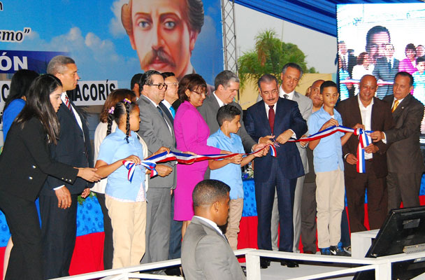 El presidente Danilo Medina realiza el corte de cinta que deja inaugurada una de las 10 escuelas entregadas el martes 6 de mayo en la provincia Duarte.