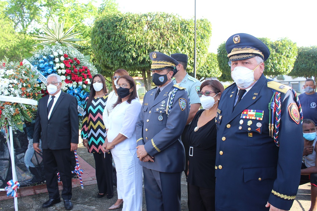 Ofrenda floral en honor a la gesta del la Guerra de la Restauración en el parque Olegario Tenares.