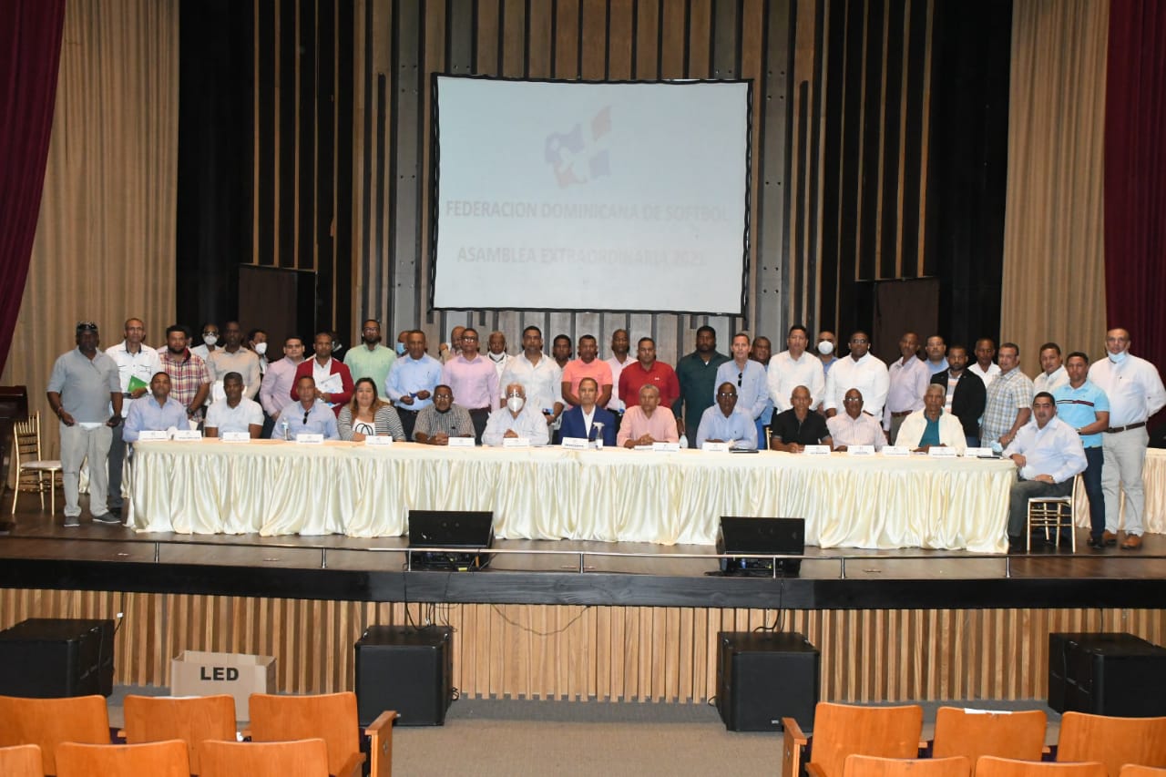 Sentados, los miembros del Comité Ejecutivo de la Federación Dominicana de Softbol, junto a (parados), los delegados de las 32 asociaciones que asistieron a la Asamblea Ordinaria del organismo, celebrada el 13 de febrero del 2021. (Prensa/Fedosa)