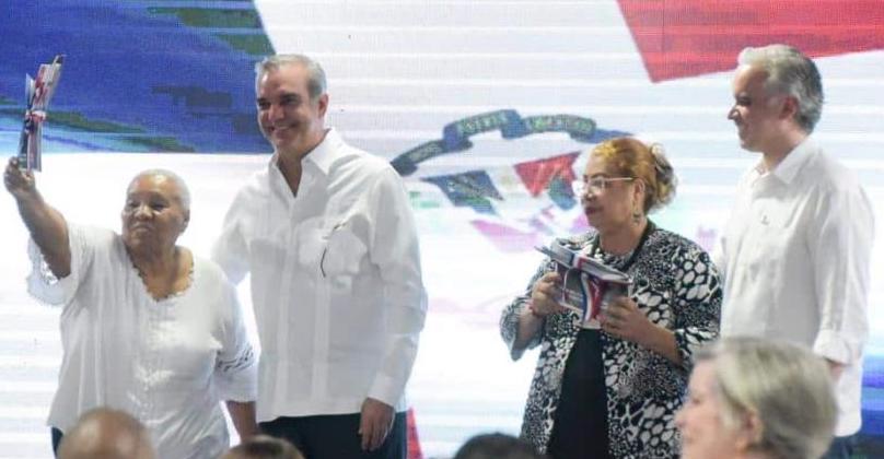 El presidente Luis Abinader y el ministro de Trabajo, Luis Miguel De Camps, durante el acto de lanzamiento de la formalización del trabajo doméstico en San Francisco de Macorís. (DIARIO LIBRE/ANEUDY TAVAREZ)