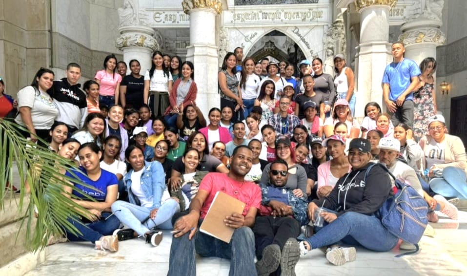 Excursión educativa UASD revela tesoros históricos de RD, impulsada por la maestra Ramona Hernández para enriquecer el aprendizaje estudiantil.