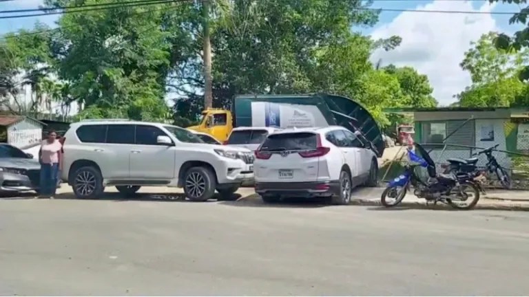 Autoridades de Villa Riva impiden traslado de equipos para asfaltar