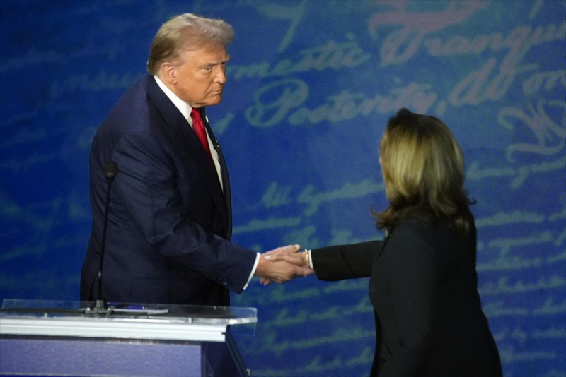 Donald Trump estrecha la mano de Kamala Harris durante el debate presentado por ABC News, el martes 10 de septiembre de 2024, en el National Constitution Center de FiladelfiaAlex Brandon/AP