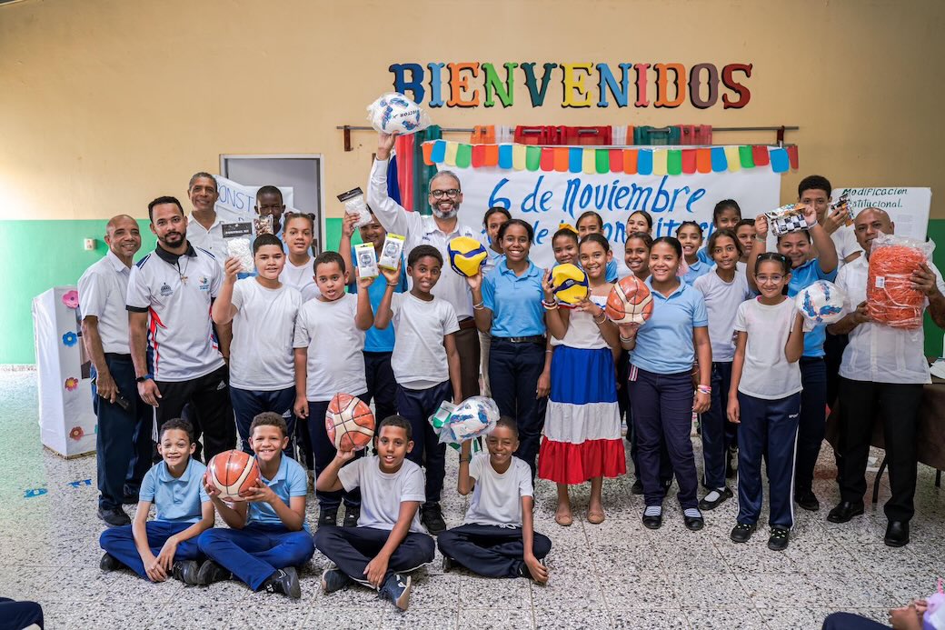 NEFI REALIZA ENTREGA DE UTILERIA DEPORTIVA EN ESCUELA ERCILIO GARCÍA BENCOSME