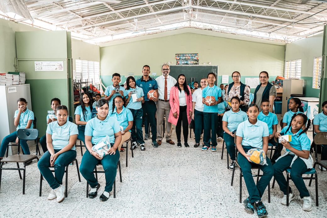 La escuela Eugenio María de Hostos en San Francisco recibe útiles deportivos gracias a INEFI, en una iniciativa que impulsa la educación y el deporte en RD.