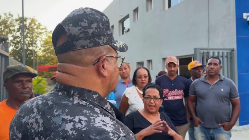 Los comunitarios expresaron su inconformidad luego de que la maquinaria utilizada en Villa Riva fuera trasladada a Castillo, donde actualmente se retomaron los trabajos en la carretera Nagua-San Francisco.