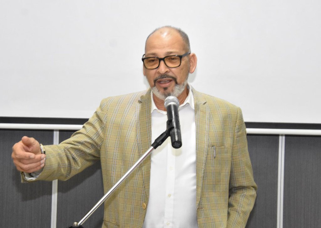 José Amado Rosa comparte con los asistentes un emotivo mensaje de agradecimiento y reflexión del Dr. Marino Vinicio Castillo, destacando los vínculos históricos y el compromiso con San Francisco de Macorís.