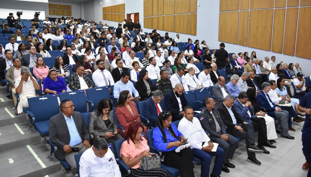 Vista parcial de los participantes en el Foro Provincial Duarte, un espacio de diálogo que reunió a líderes comunitarios, autoridades y académicos para definir una agenda común de desarrollo sostenible en la provincia Duarte.