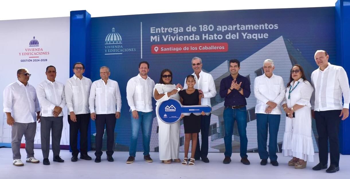 Presidente Abinader entrega 180 viviendas, una escuela y asiste a comprensión de hospital de adhesión complejidad en Santiago