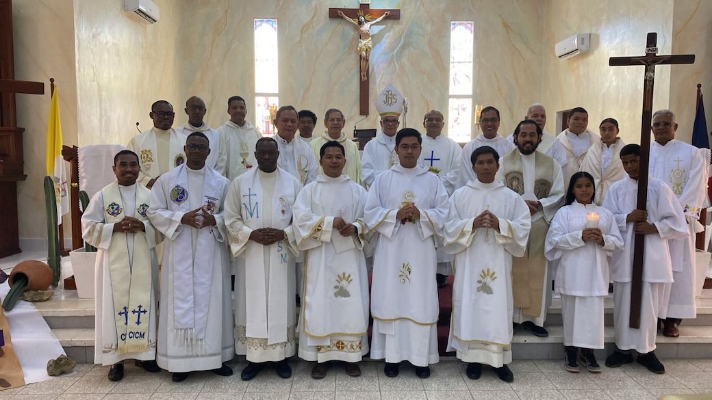 Ordenan 3 diáconos transitorios extranjeros en Castillo-Duarte