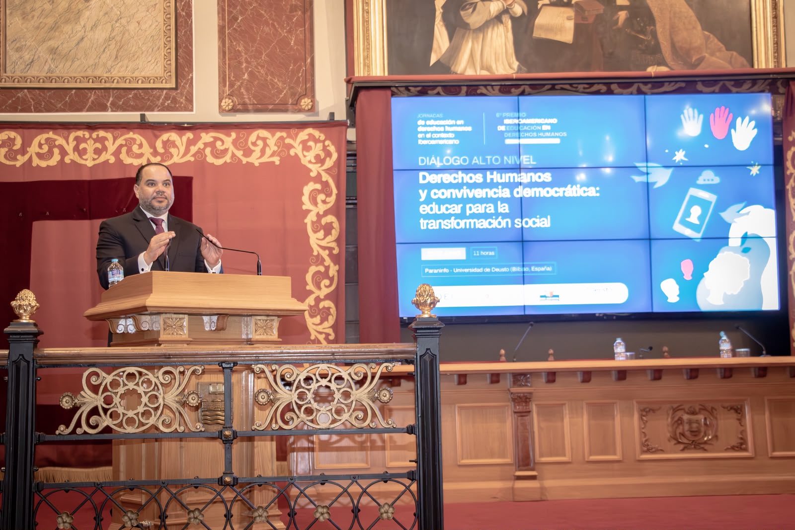 El Defensor del Pueblo de la República Dominicana, Pablo Ulloa, expone las conclusiones sobre el programa Defensor Escolar ante el secretario general de la OEI, Mariano Jabonero, en la Universidad de Deusto, Bilbao, España.