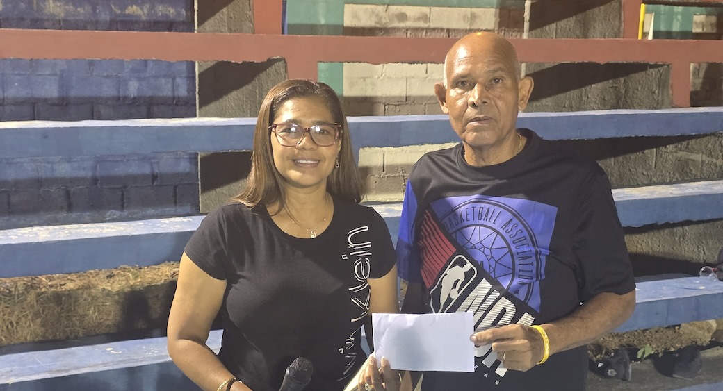 María Espinal realiza un aporte económico para la premiación del tradicional Torneo U14 y U15 de la Escuela de Baloncesto Núñez Martínez, reafirmando su respaldo al desarrollo de la juventud y manteniendo vivo el legado de su hijo Jhosual.