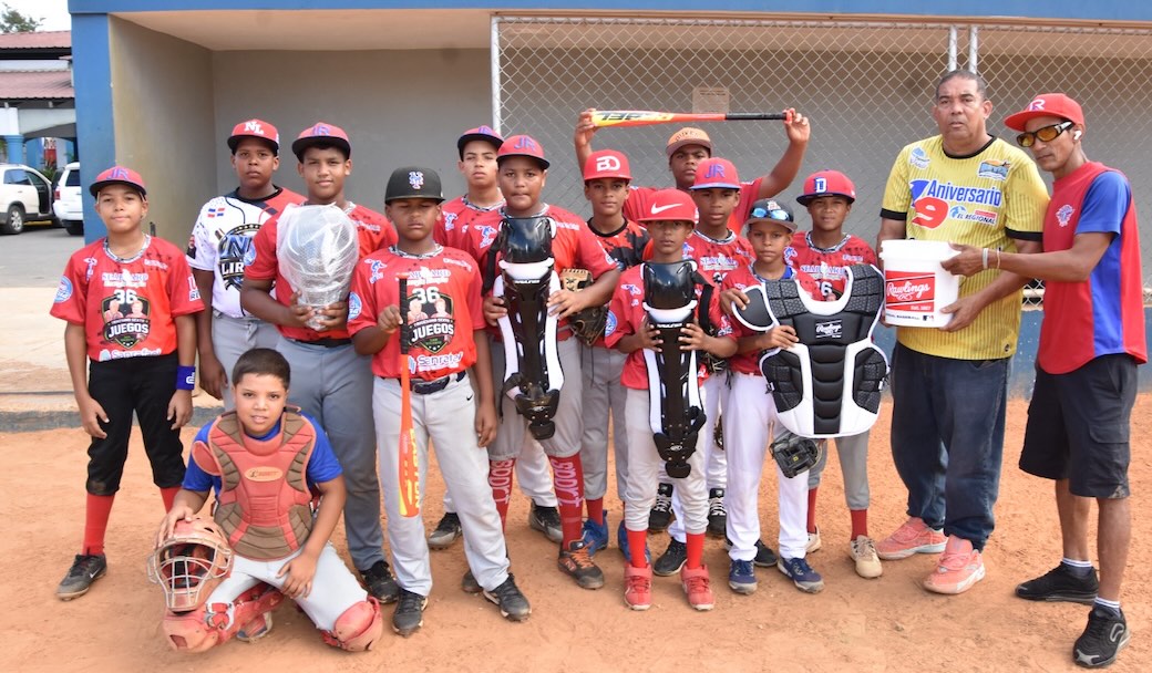 El periodista Tony Reyes presidente del comité organizador de los juegos San Vicente entrega un moderno juego de receptor al seleccionado de la liga Juan Eligio Rojas por coronarse campeón del béisbol infantil .