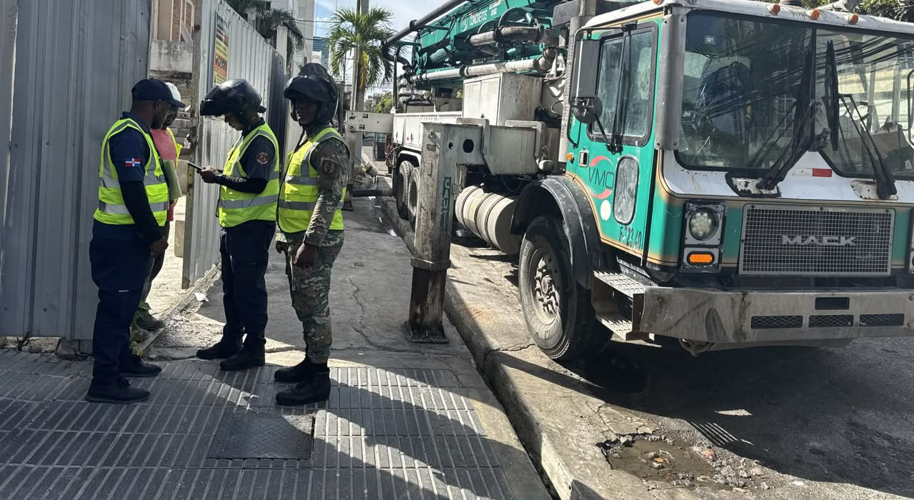 INTRANT multa a 15 empresas constructoras por obstrucción de la vía pública y uso de carril para vaciado de hormigón y disposición de materiales de construcción sin contar con el permiso correspondiente