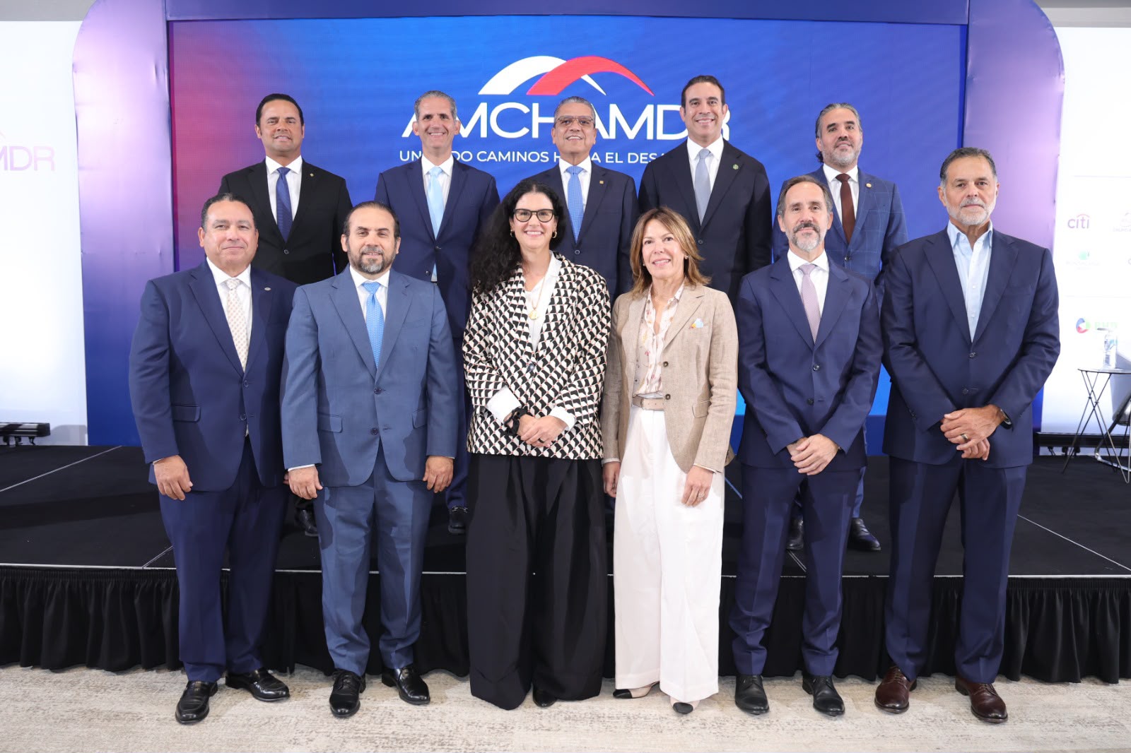 Los ejecutivos de INICIA, Amelia Vicini, Ryan Larrauri y Antonio Caparrós, junto al vicepresidente ejecutivo de AMCHAMDR, William Malamud, durante el Almuerzo Regional celebrado en Santiago de los Caballeros.