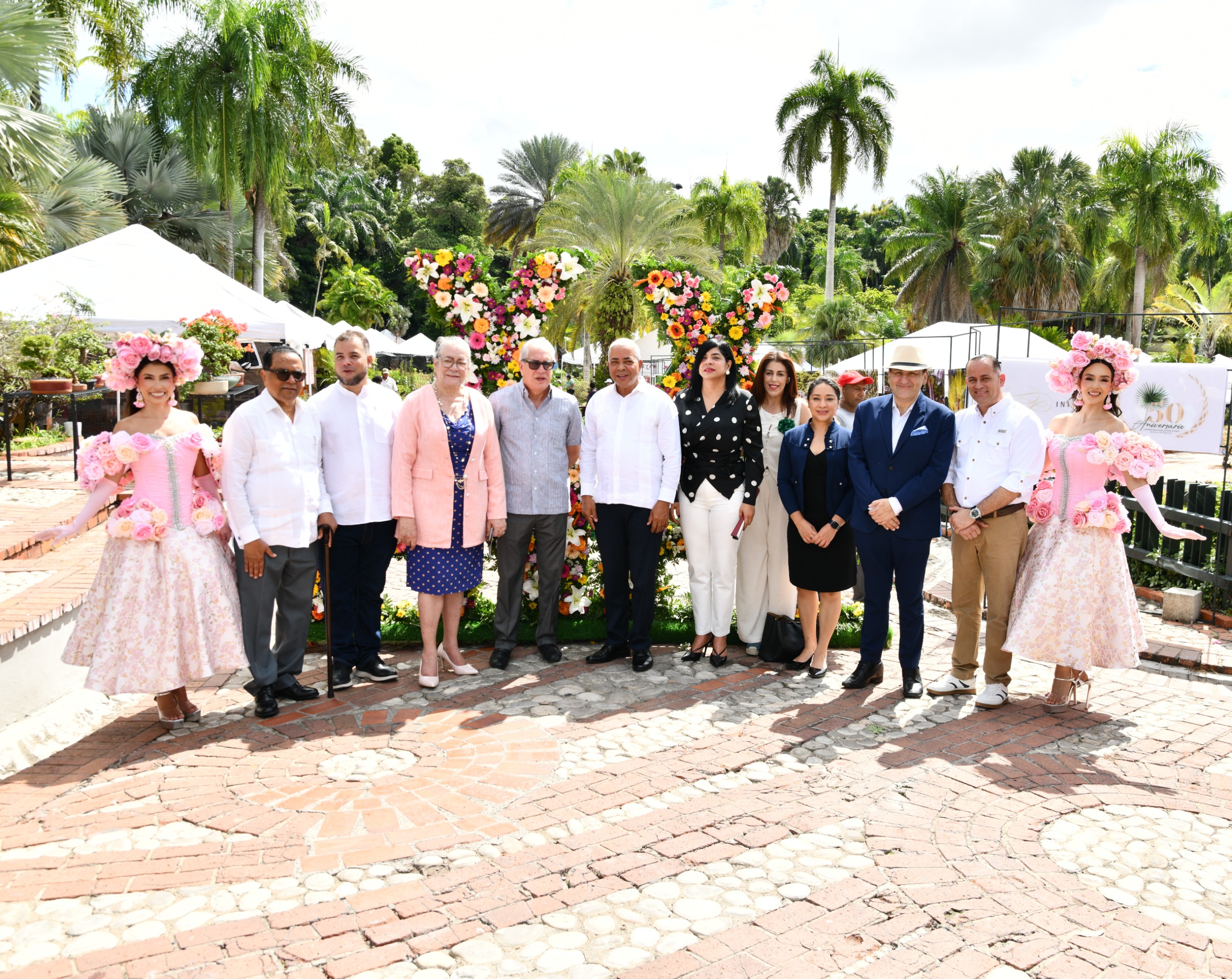 El director general del Jardín Botánico Nacional, ing. Pedro Suárez, encabeza el acto de develación de la estructura floral conmemorativa junto a patrocinadores e invitados especiales.